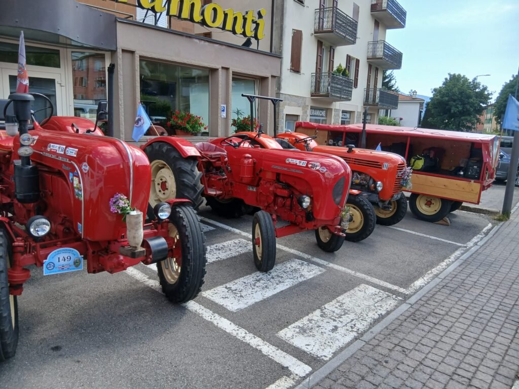 Una sosta d’altri tempi: il passaggio dei Trattori Porsche Diesel anni ’50 e ’60